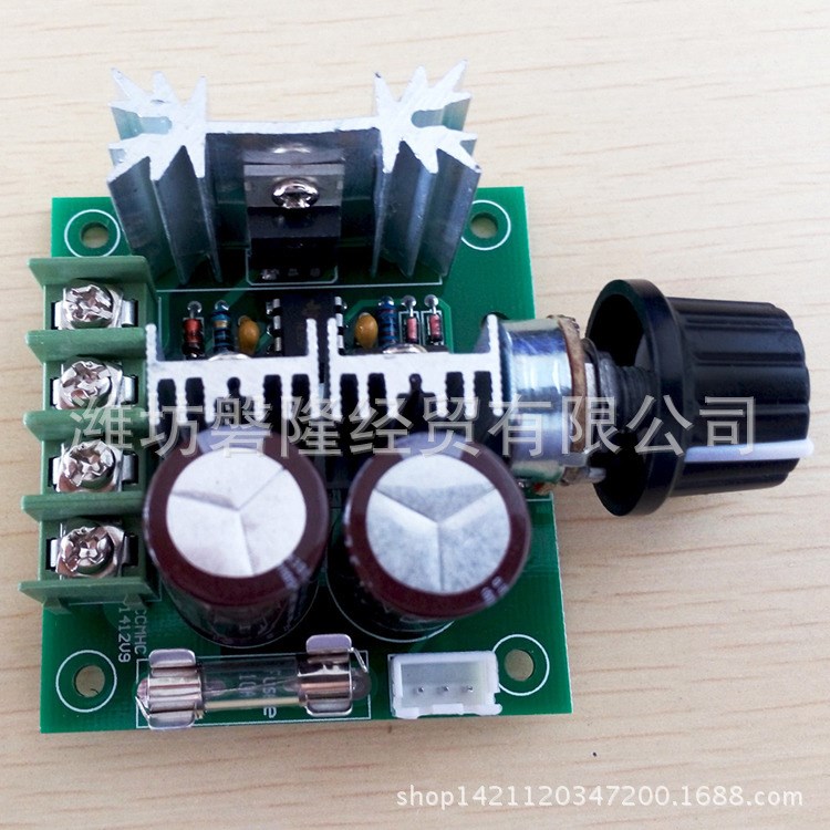 技术指标: (1)工作电压:DC 12V-40V 工作电压范围宽 (2)控制功率:0.01-400W(最大额定电流10A) (3)静态电流:0.02A(工作电压在DC 12V至40V时 静态电流都不会超过20ma) (4)PWM占空比:10%-100% (5)PWM频率:13kHz (6)工作温度:-20 -- 40 (环境温度零下20度至零上40度)本调速器为工业级品质,可以在低于零度的环境稳定工作, 一般商用级品质的调速器 是不可以在零度以下稳定工作的。 (7)电路板外型尺寸:长60mm、宽55mm、