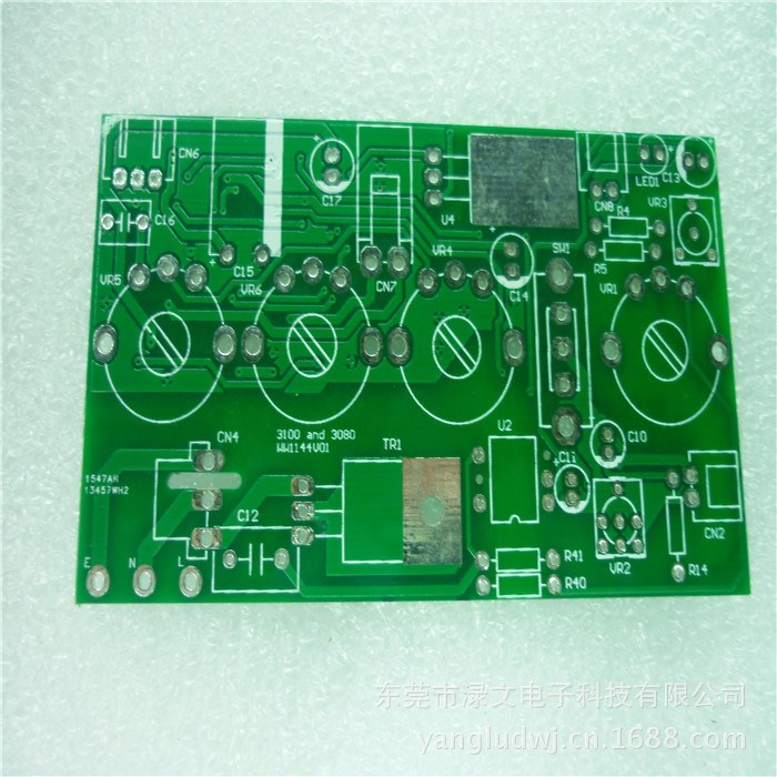一、产品说明 一)、规格要求: 板厚:0.6mm 0.8mm 1.0mm 1.2mm 1.6mm 2.0mm 材质: CEM-3 FR-4 尺寸: 89mm*70mm 层数:六层, 二)、工艺要求: 阻焊:双面绿油,蓝油,白油 字符:白字,黑字 焊盘:电金,喷锡,沉金,抗氧化(OSP) 出货方式:拼板 三)、用途说明: 13560892256 主要用于玩具、风扇马达、充电器、电源、鼠标、机箱USB、通讯等类电子产品 二、双面板生产简介 双面PCB是两面都有导电图形的印制板。显然此类板适合用于比单面板更
