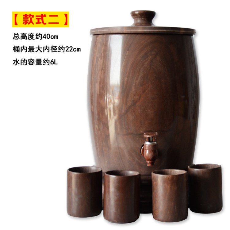 什么是小分子水 小分子水是一种磁场磁化切割的水。让普通水以一定流速,沿着与磁力线垂直的方向,通过一定强度的磁场,普通水就会变成小分子水。 水经磁化切割后,水性质发生一系列物理和化学变化,氢键角由105°变成103°,水由原来的13-18个大分子团变成5-6个小分子团。水的渗透力、溶 解 度、表面张力增强,水中的CaCO3、MgCO3在蒸煮过程中分解生成较松软的Ca(HCO3)2、Mg(HCO3)2,他们不易在壁上积存,从而达到除 垢的效果,原来不反应的氯气和水,经磁化后,氯气和水发生反