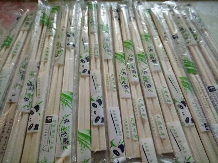 源木制品厂是一家常年大量生产一次性杨木筷子的专业化生产企业