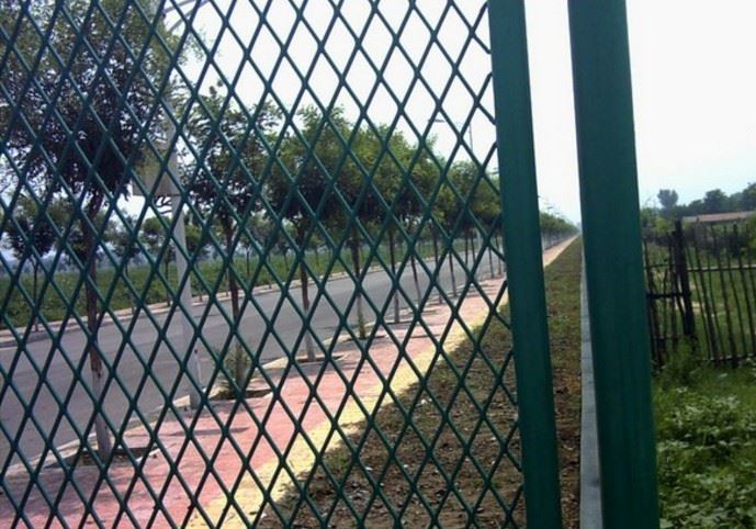 銷售鋼板網護欄 車間隔離網 小區(qū)鋼板網防護圍網示例圖9