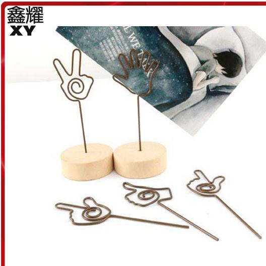 日韓創(chuàng)意手指造型異形名片夾木頭底座印刷LOGO名片夾桌面夾廠家直銷示例圖2