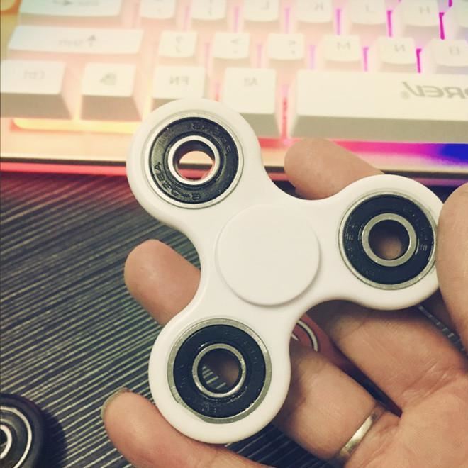 美國fidget spinner指尖陀螺 手指減壓三角螺旋陀螺hand spinner示例圖8