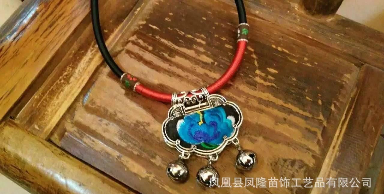 新款原創(chuàng)民族風(fēng)苗銀項(xiàng)圈 苗家刺繡長命鎖項(xiàng)圈 棉麻配飾 女飾品示例圖4