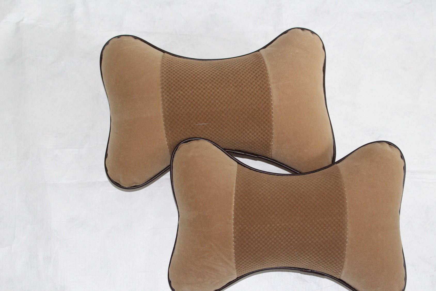 廠家直銷批發新款汽車頭枕 秋冬季毛絨骨頭枕 植絨蜂窩通用頭靠示例圖6