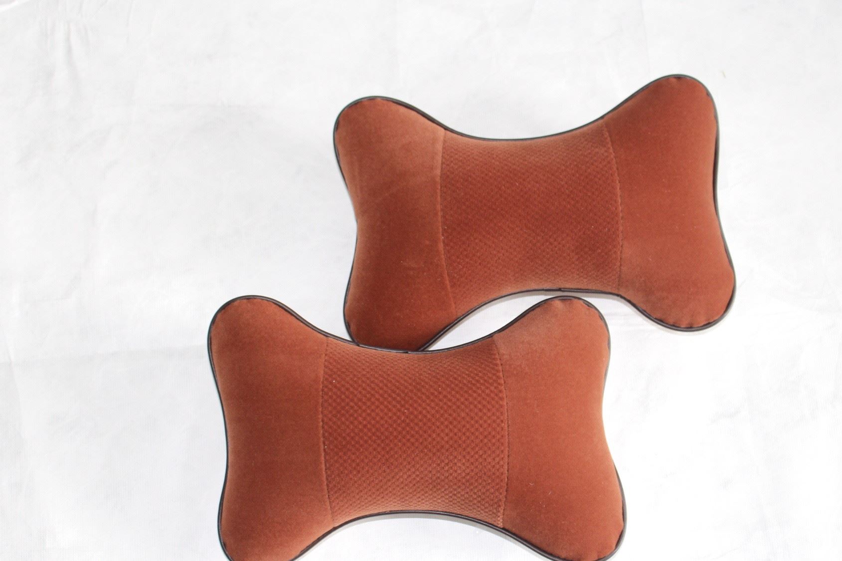 廠家直銷批發新款汽車頭枕 秋冬季毛絨骨頭枕 植絨蜂窩通用頭靠示例圖8