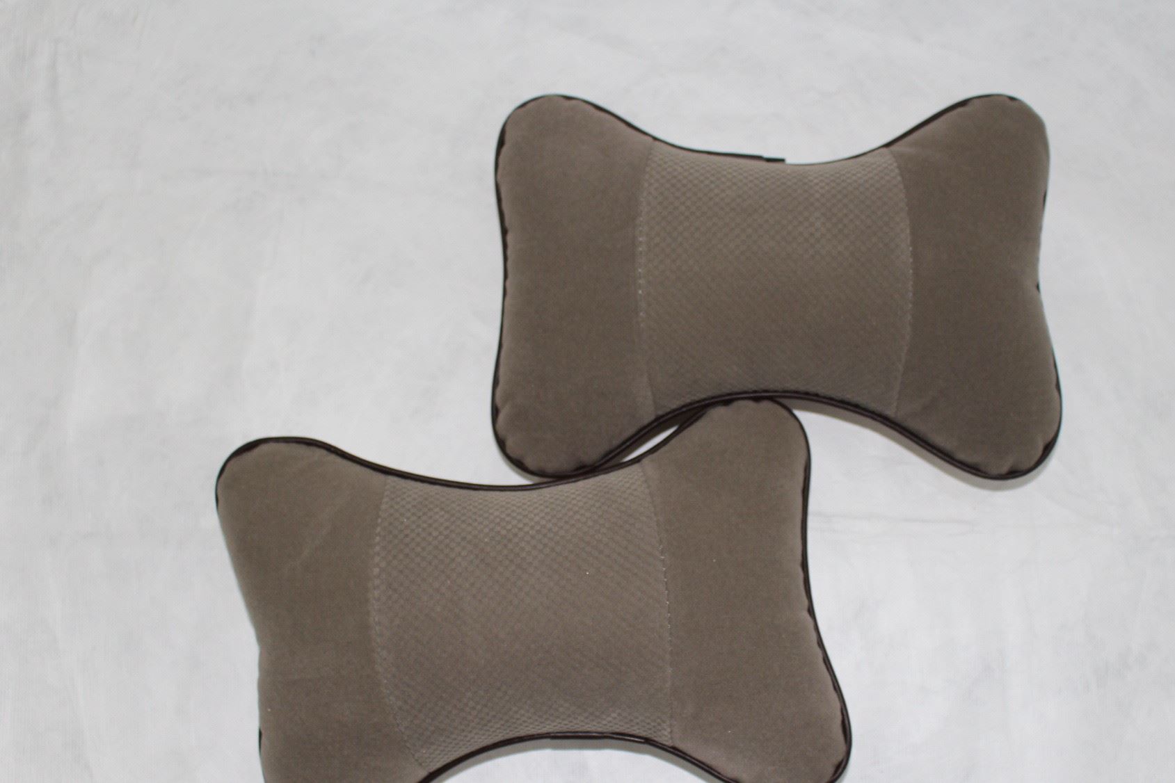 廠家直銷批發新款汽車頭枕 秋冬季毛絨骨頭枕 植絨蜂窩通用頭靠示例圖10