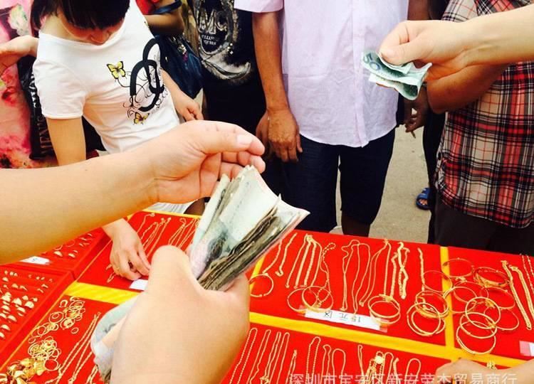 地?cái)偀豳u(mài)黃銅火煉金首飾跑江湖火煉金飾品火燒金手鐲現(xiàn)場(chǎng)打造黃金示例圖17