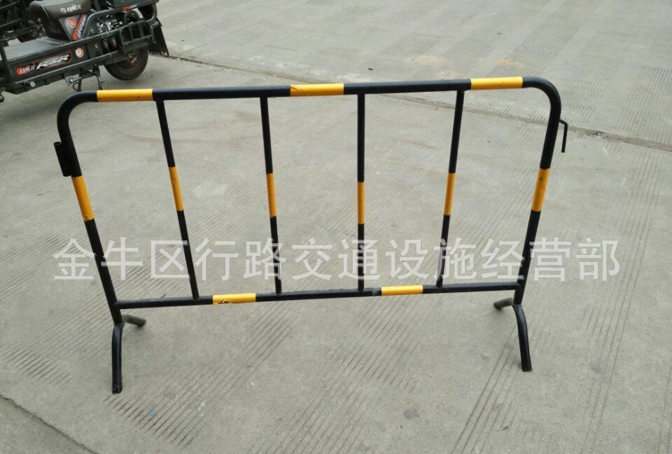 四川成都鐵馬護(hù)欄、可移動(dòng)鐵馬護(hù)欄批發(fā)示例圖2
