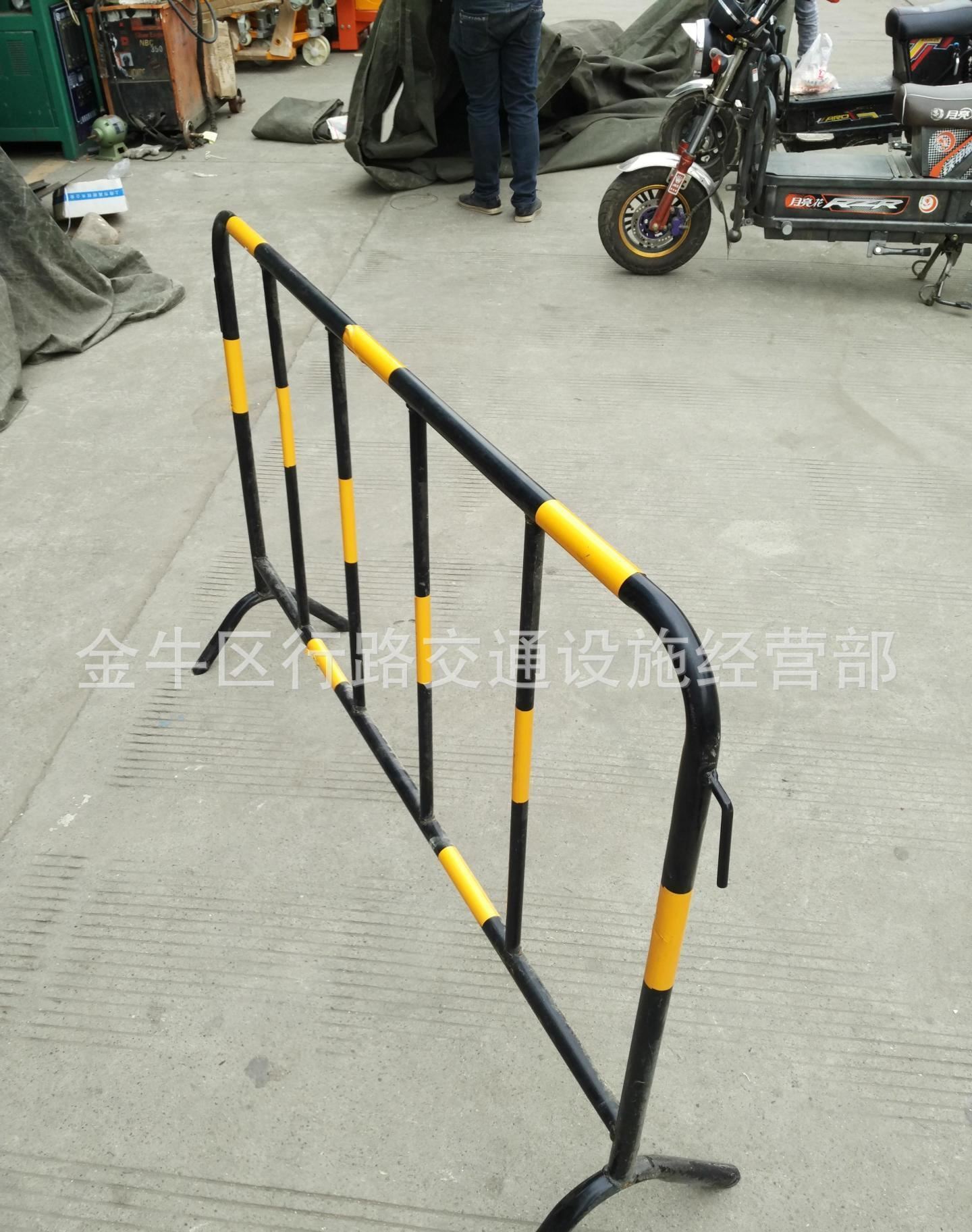 四川成都鐵馬護(hù)欄、可移動(dòng)鐵馬護(hù)欄批發(fā)示例圖3