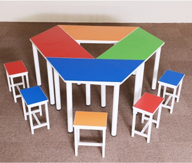 【】学校家具新款小学生培训桌幼儿园组合梯形桌美术桌彩色学生课桌