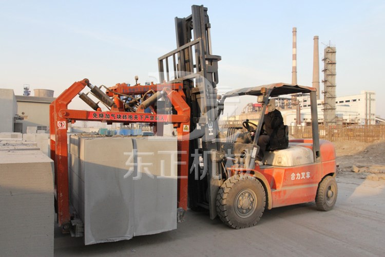 【免烧砖叉车】加气块砖抱夹搬运叉车,免烧砖抱夹叉车,砖抱夹属具