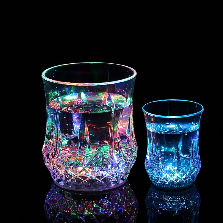 发光菠萝杯大号感应杯七彩闪光倒水即亮厂家直销地摊热卖酒吧道具