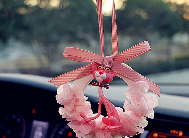 【】新款卡通ins粉红豹永生花环汽车挂件车饰品车载挂饰石膏香薰挂件