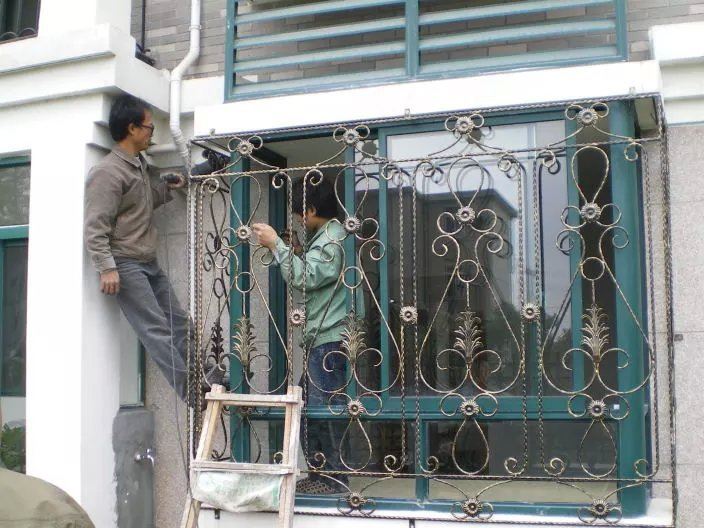 【】庭院别墅镀锌防盗窗 庭院别墅儿童防护窗 铁艺防盗窗防盗网定制