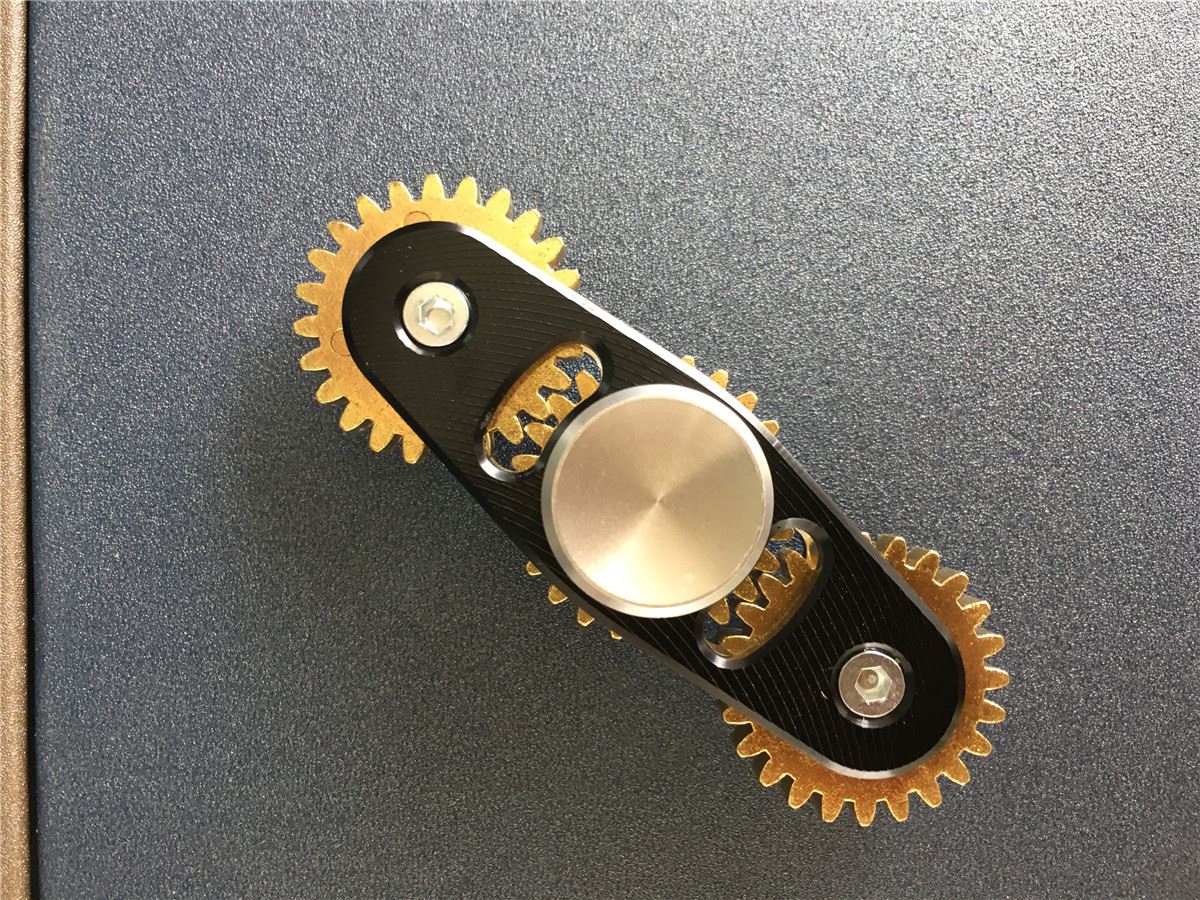 九齿三叶轮联动指尖陀螺三角炫彩美国队长蜘蛛侠解减压玩具批发